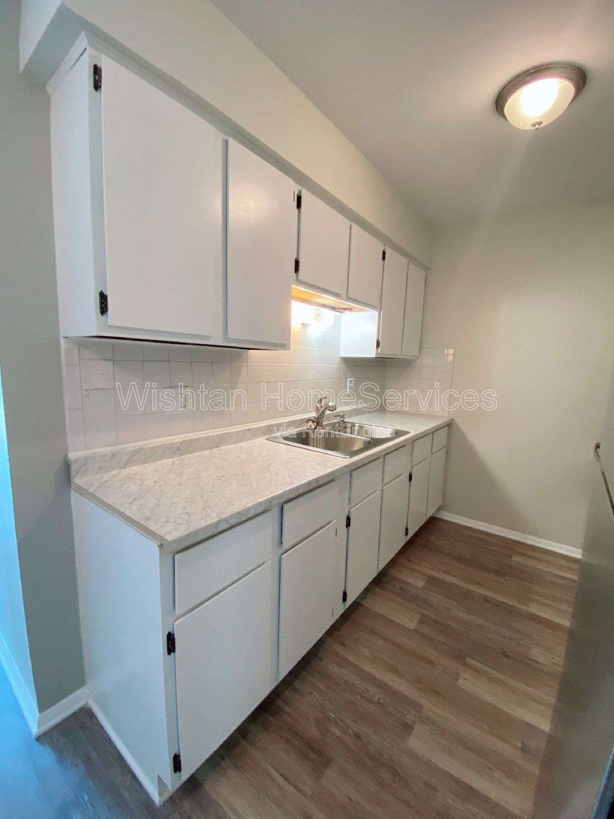 Charming 2 Bed Apartment in Macomb, IL with Spacious Layout and Convenient Location! property image