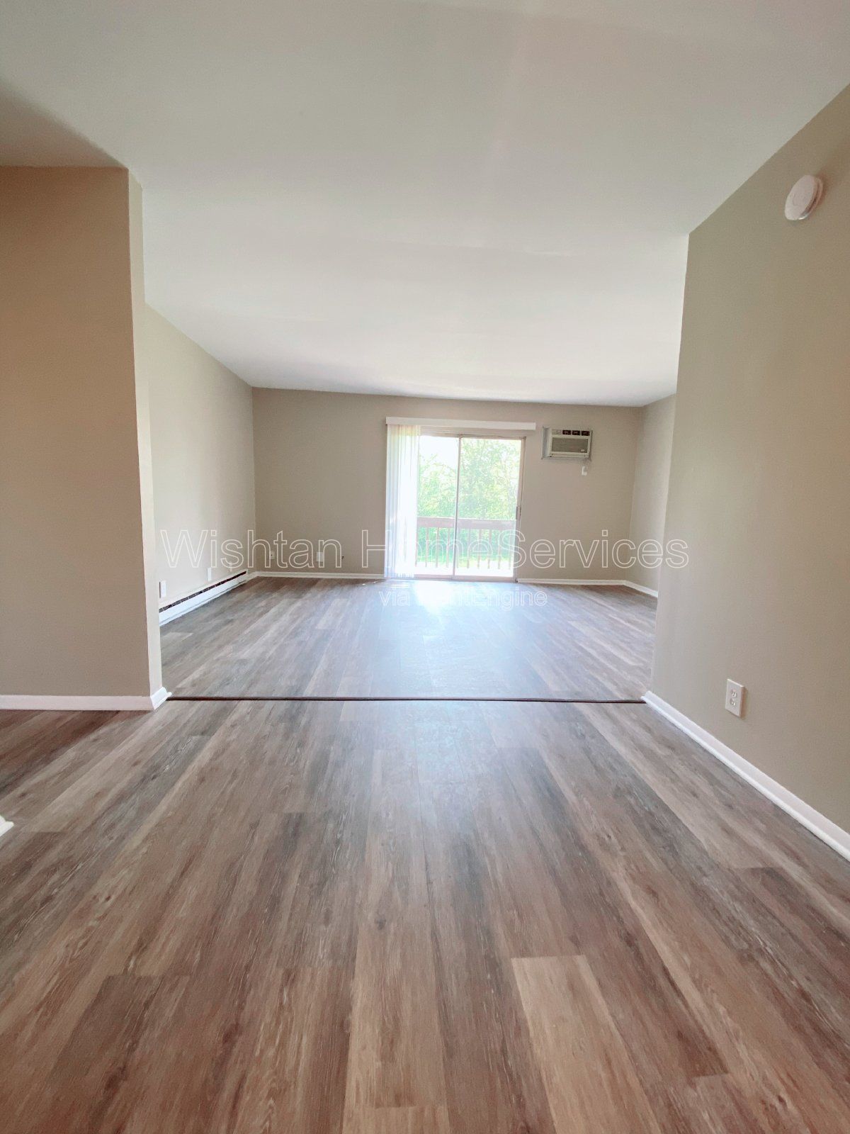 Charming 2 Bed Apartment in Macomb, IL with Spacious Layout and Convenient Location! property image