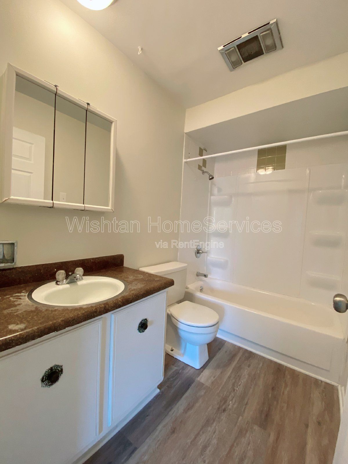 Charming 2 Bed Apartment in Macomb, IL with Spacious Layout and Convenient Location! property image