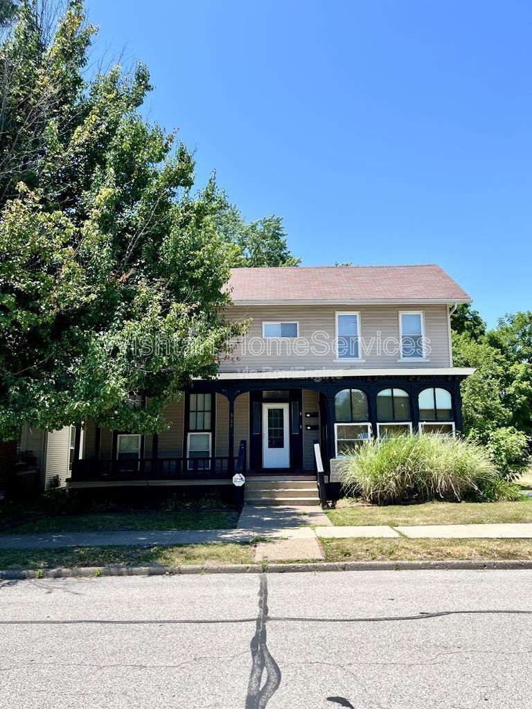 Charming 2-Bedroom Duplex at 322 S Madison St, Macomb – Comfort & Convenience Await! property image