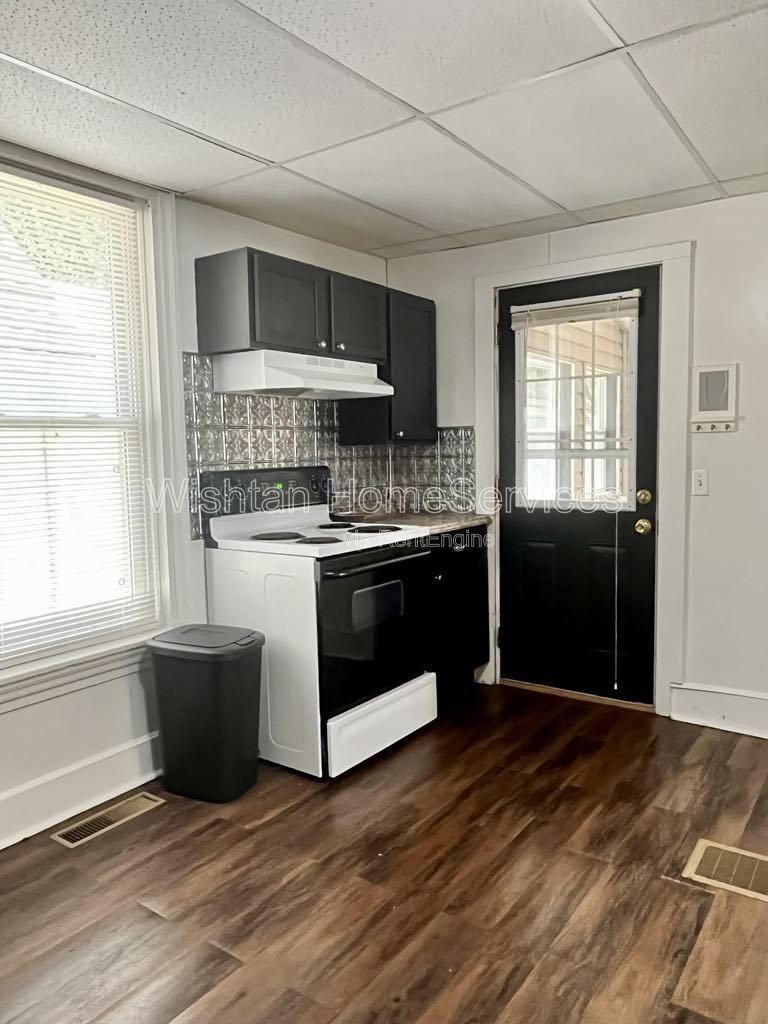 Charming 2-Bedroom Duplex at 322 S Madison St, Macomb – Comfort & Convenience Await! property image