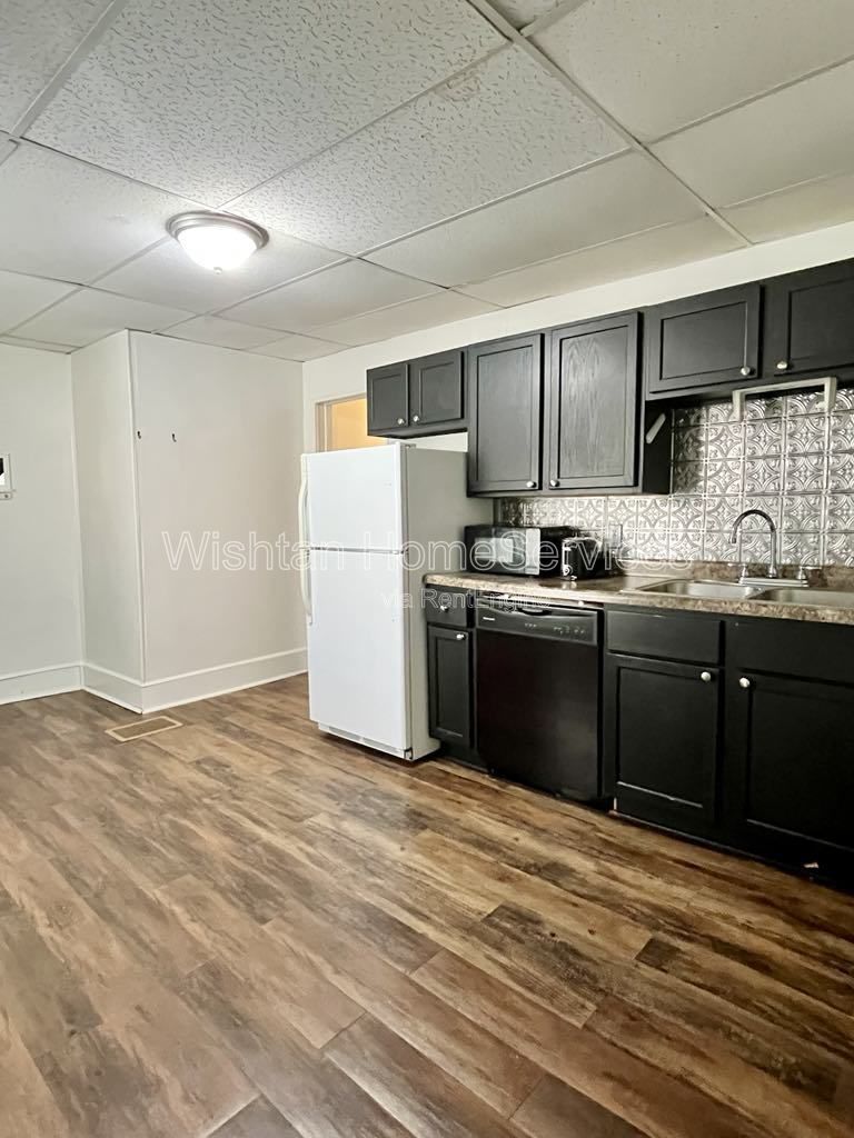 Charming 2-Bedroom Duplex at 322 S Madison St, Macomb – Comfort & Convenience Await! property image