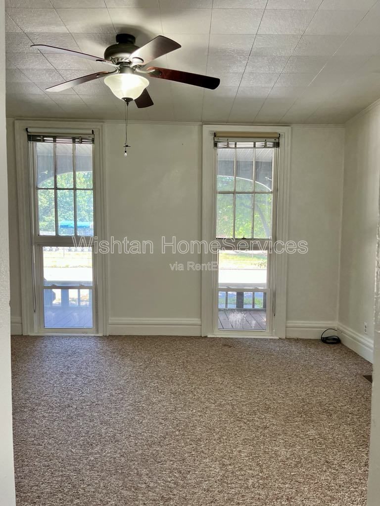 Charming 2-Bedroom Duplex at 322 S Madison St, Macomb – Comfort & Convenience Await! property image