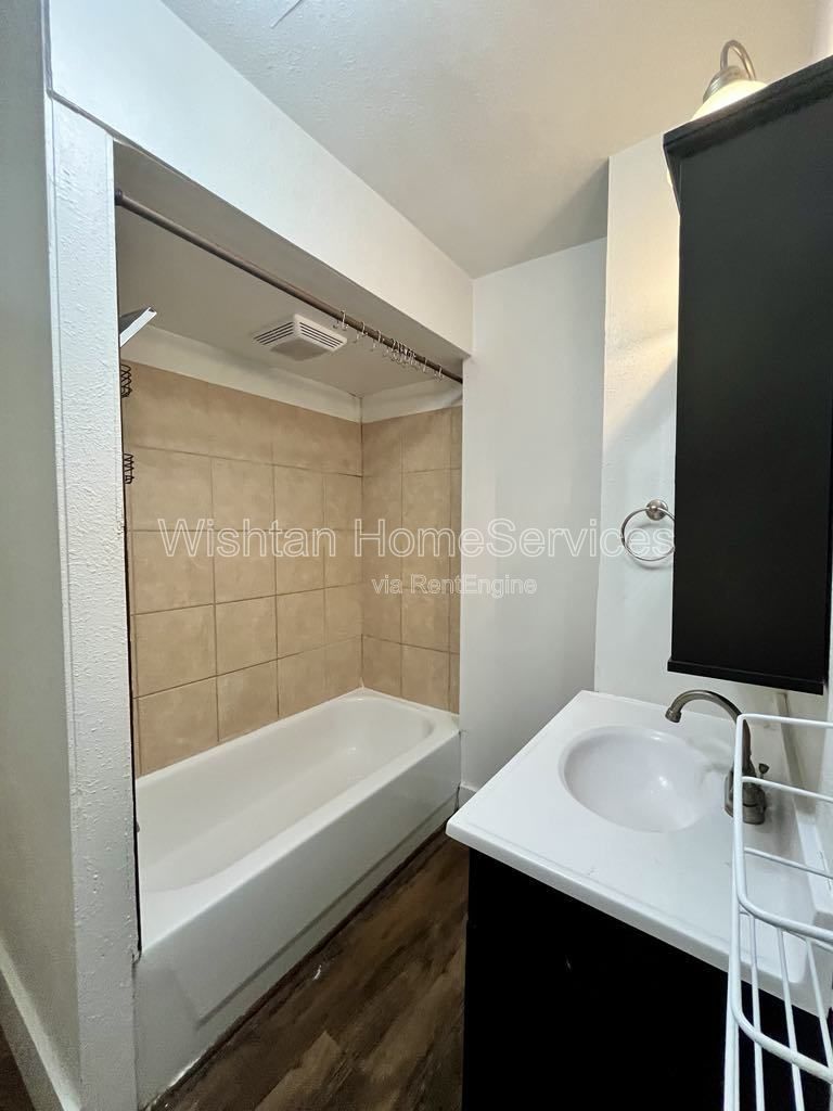 Charming 2-Bedroom Duplex at 322 S Madison St, Macomb – Comfort & Convenience Await! property image