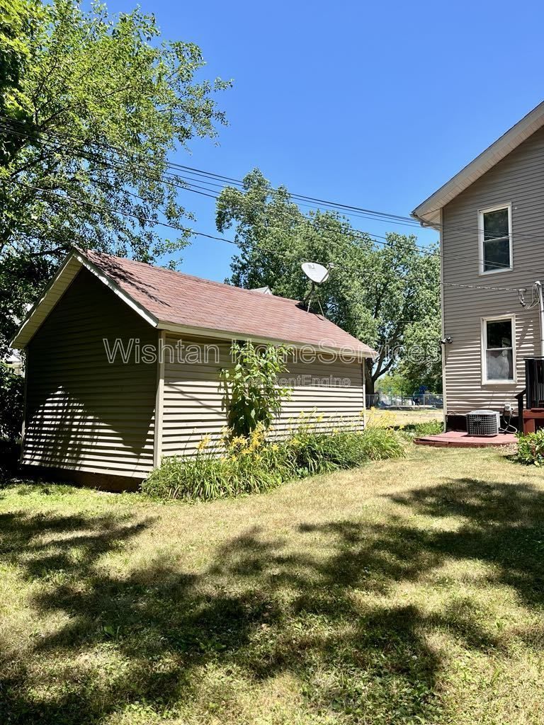 Charming 2-Bedroom Duplex at 322 S Madison St, Macomb – Comfort & Convenience Await! property image