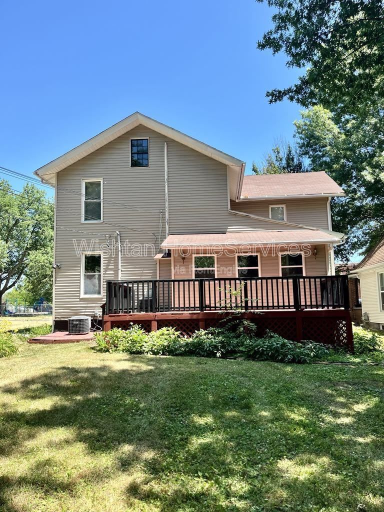 Charming 2-Bedroom Duplex at 322 S Madison St, Macomb – Comfort & Convenience Await! property image