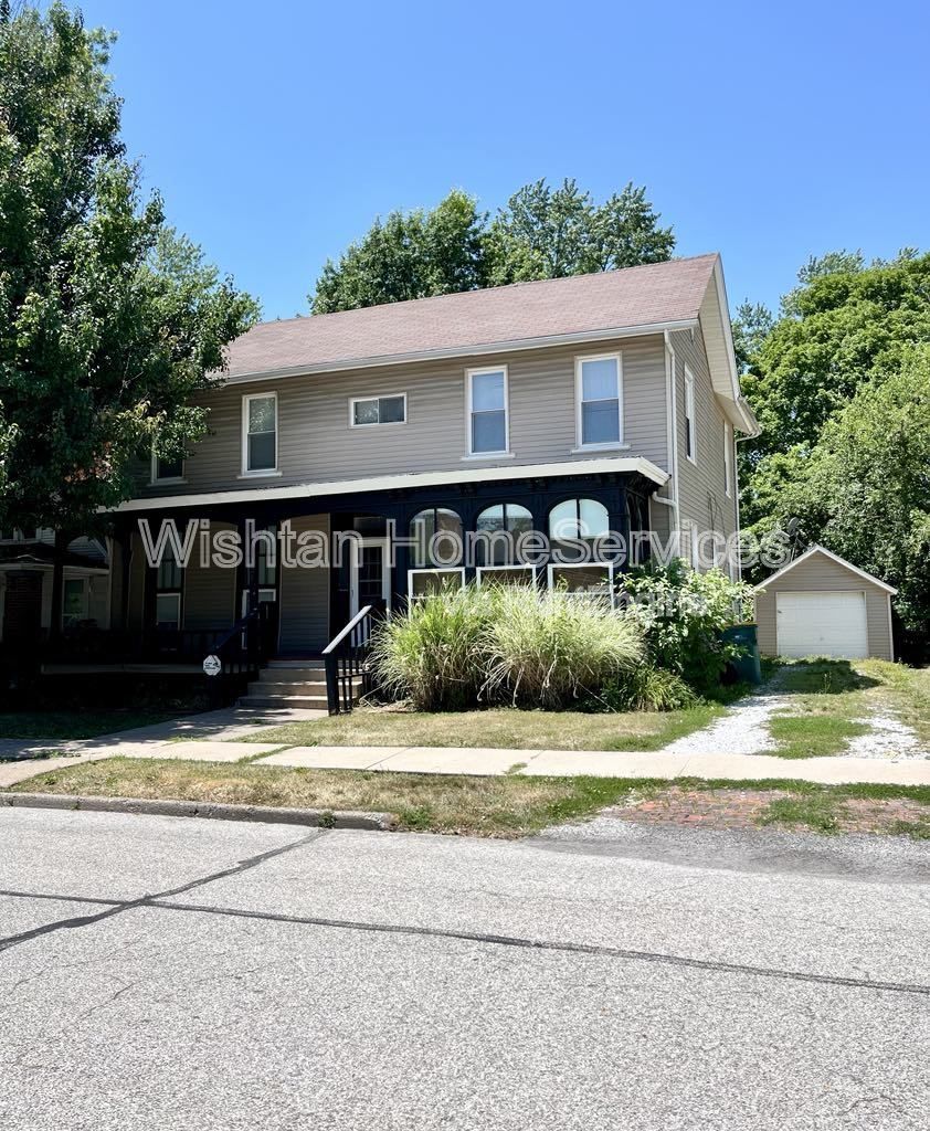 Charming 2-Bedroom Duplex at 322 S Madison St, Macomb, IL – Cozy Living Awaits! property image