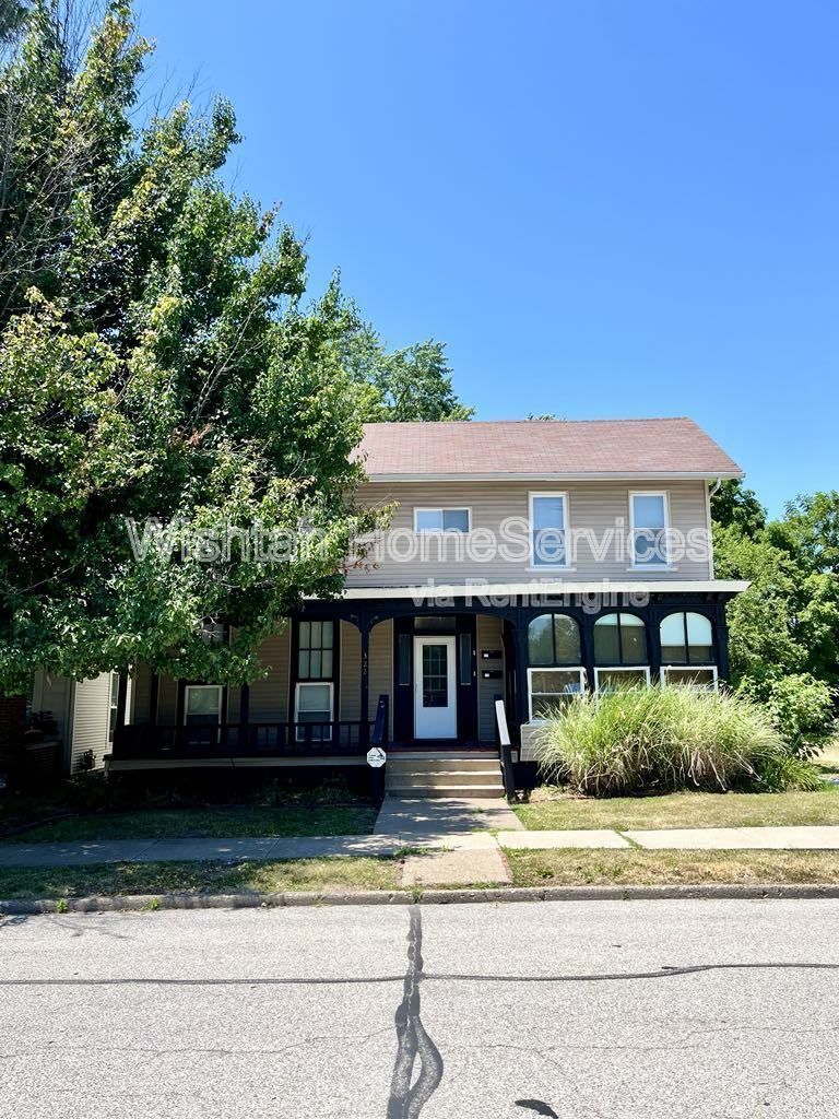 Charming 2-Bedroom Duplex at 322 S Madison St, Macomb, IL – Cozy Living Awaits! property image