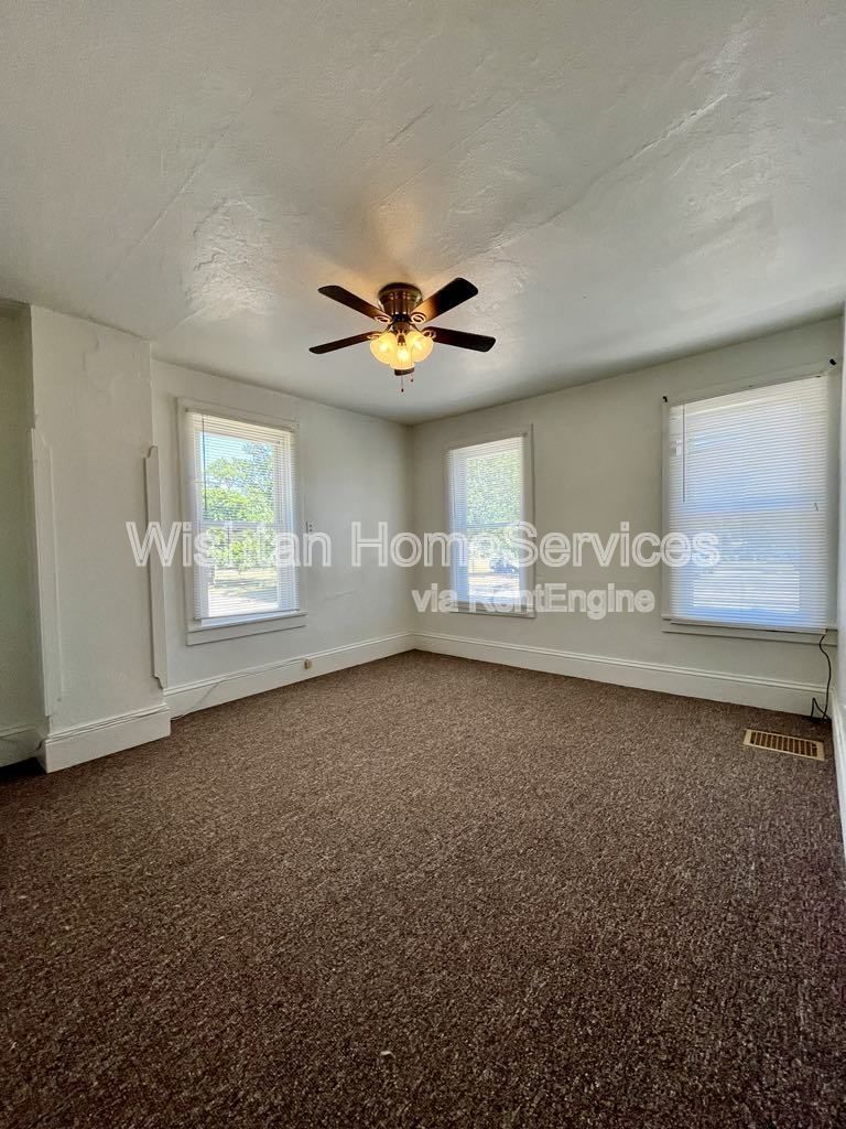 Charming 2-Bedroom Duplex at 322 S Madison St, Macomb, IL – Cozy Living Awaits! property image