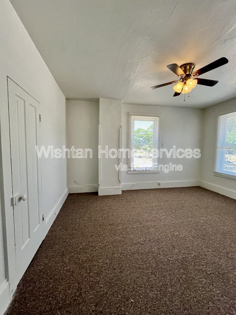 Charming 2-Bedroom Duplex at 322 S Madison St, Macomb, IL – Cozy Living Awaits! property image