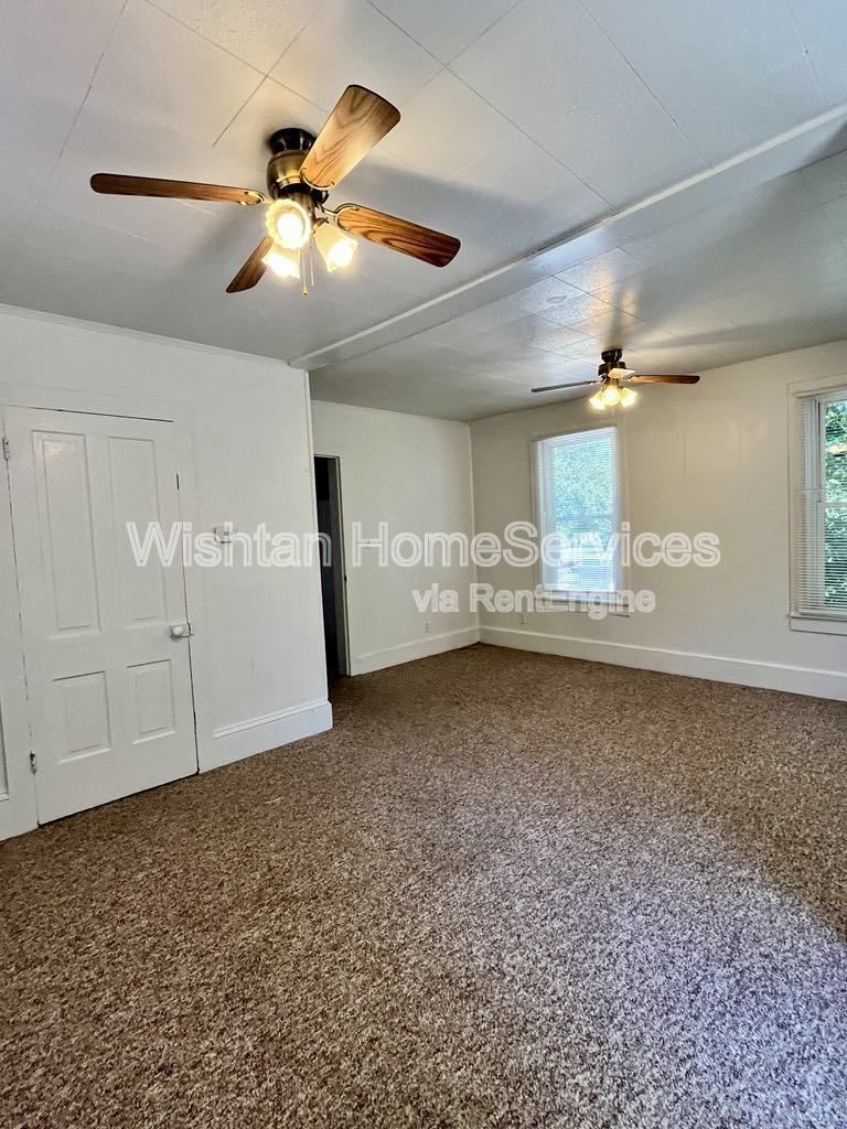 Charming 2-Bedroom Duplex at 322 S Madison St, Macomb, IL – Cozy Living Awaits! property image