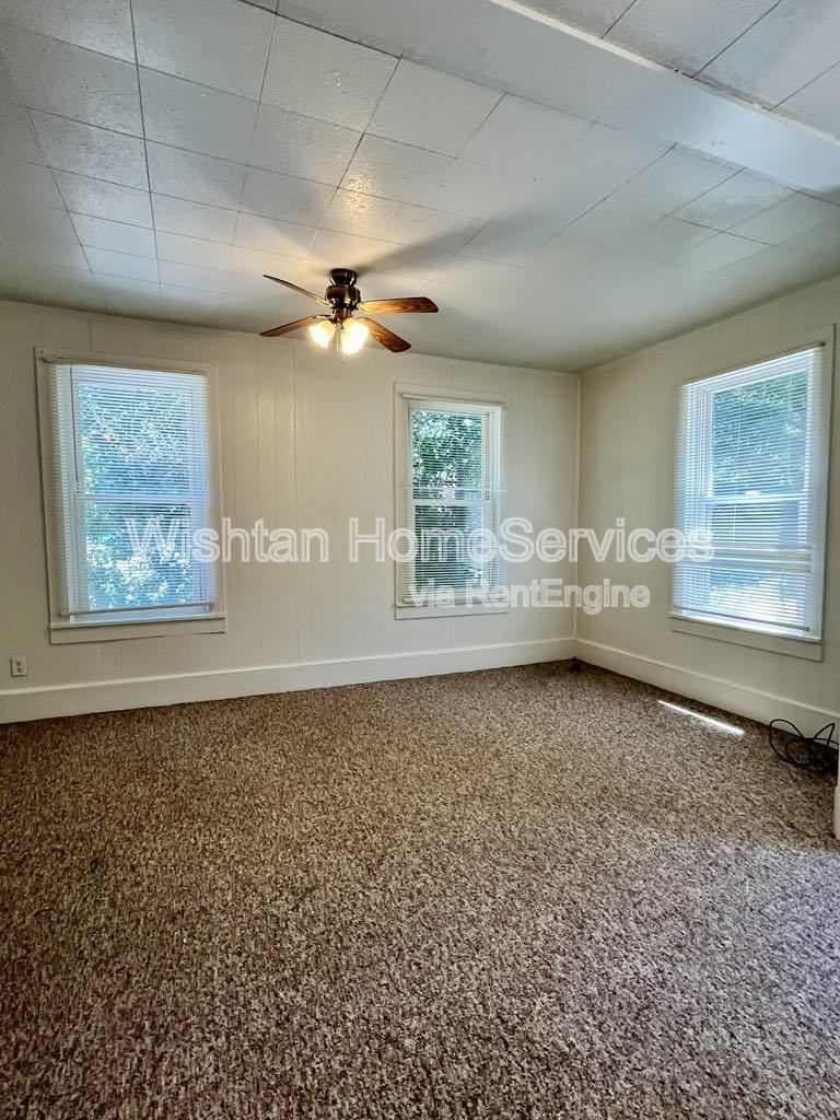 Charming 2-Bedroom Duplex at 322 S Madison St, Macomb, IL – Cozy Living Awaits! property image