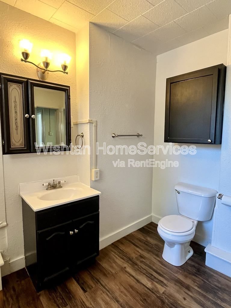 Charming 2-Bedroom Duplex at 322 S Madison St, Macomb, IL – Cozy Living Awaits! property image