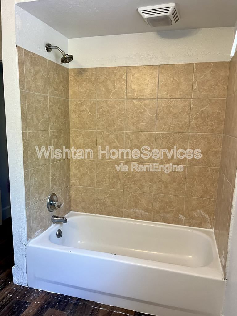 Charming 2-Bedroom Duplex at 322 S Madison St, Macomb, IL – Cozy Living Awaits! property image