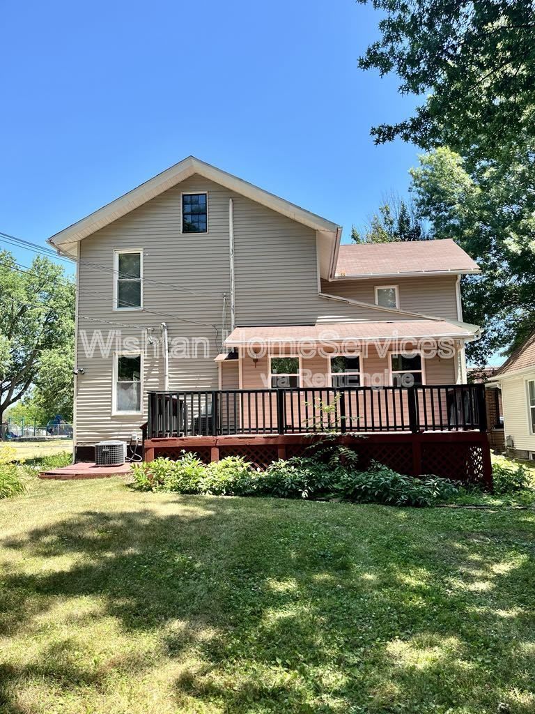 Charming 2-Bedroom Duplex at 322 S Madison St, Macomb, IL – Cozy Living Awaits! property image