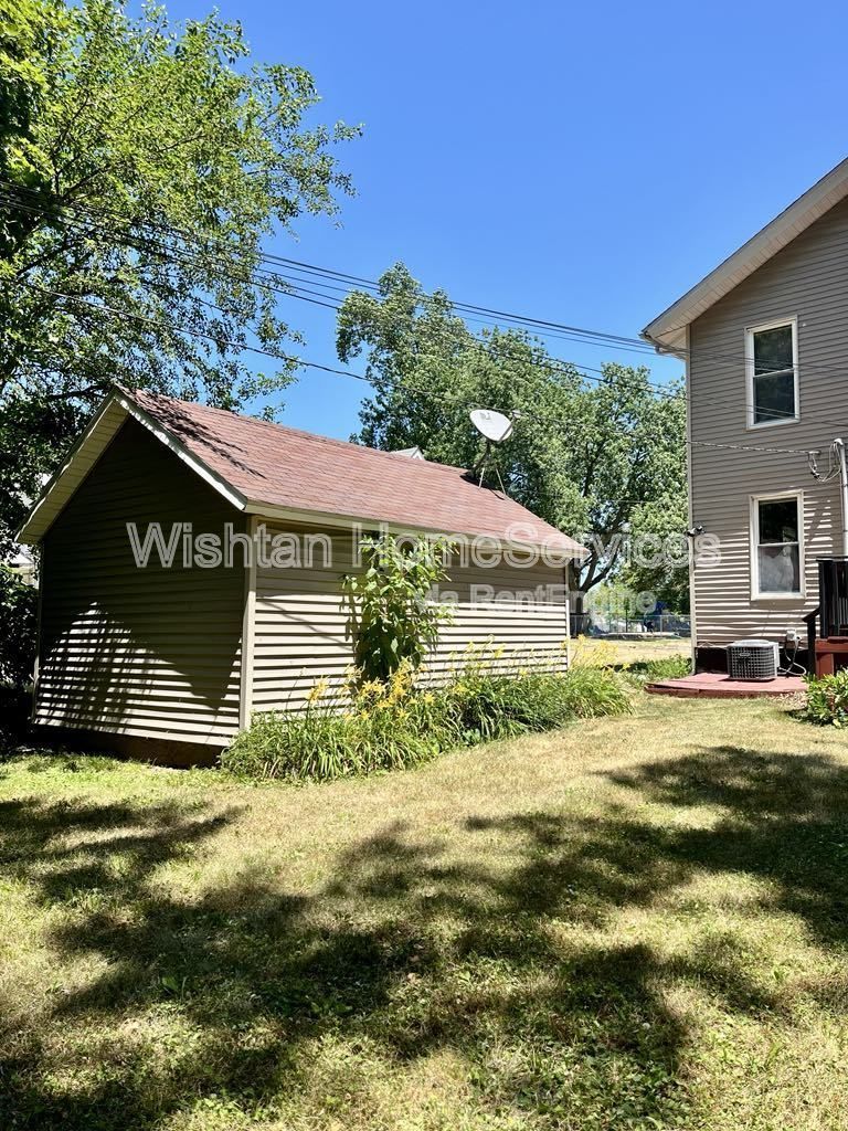 Charming 2-Bedroom Duplex at 322 S Madison St, Macomb, IL – Cozy Living Awaits! property image
