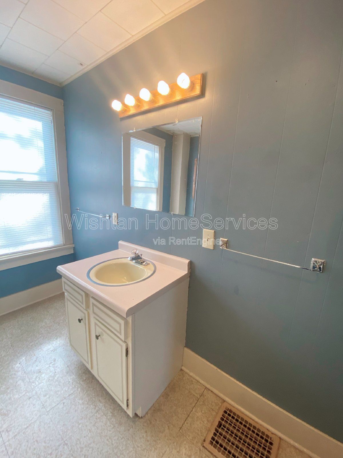 One-Bedroom Retreat on a Quiet Street: Affordable Living with On-Site Laundry. Budget-Friendly Comfort in a Tranquil Setting. property image