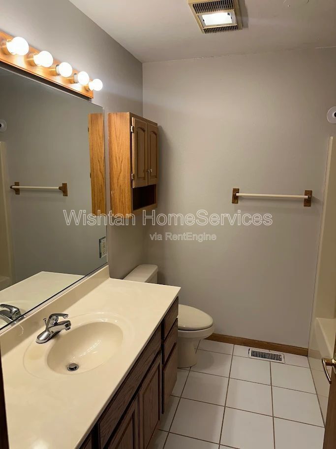 Your Dream Home Awaits – 948 Oakview Drive, Macomb IL property image