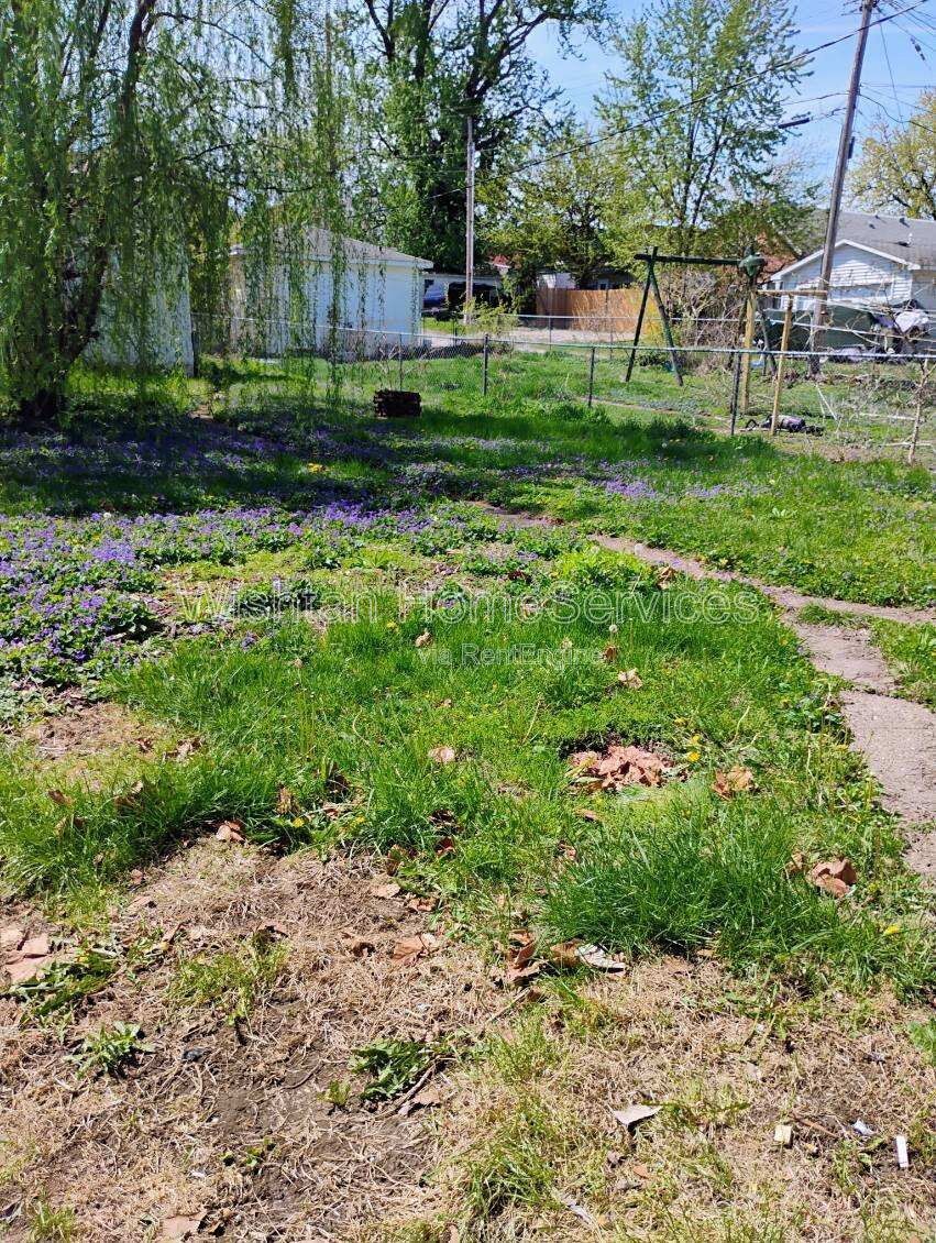 Charming 2-Bedroom Home at 1016 York St, Quincy, IL - Cozy Living Awaits! property image