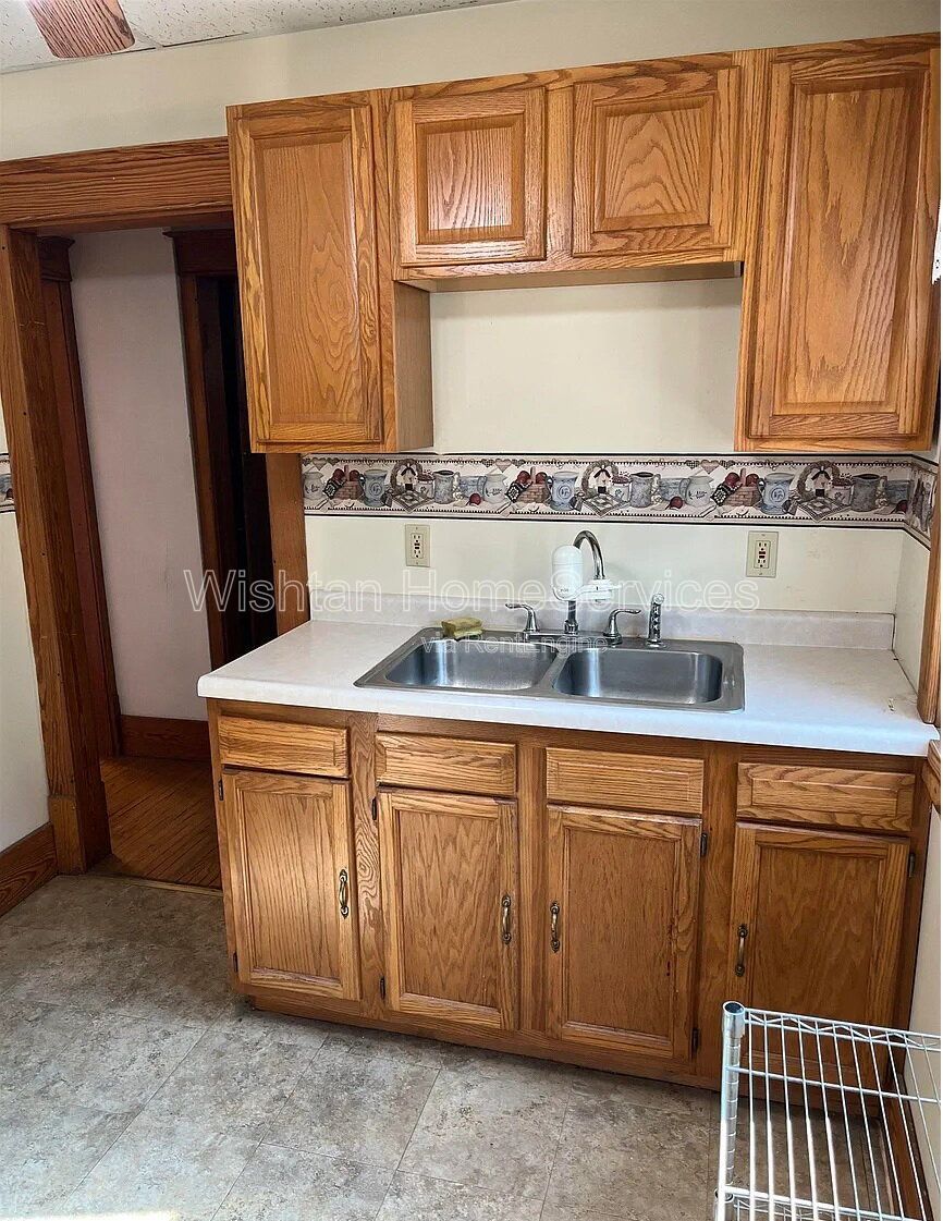 Charming 3-Bed Oasis with Gleaming Hardwood Floors at 1086 N Cedar St, Galesburg! property image