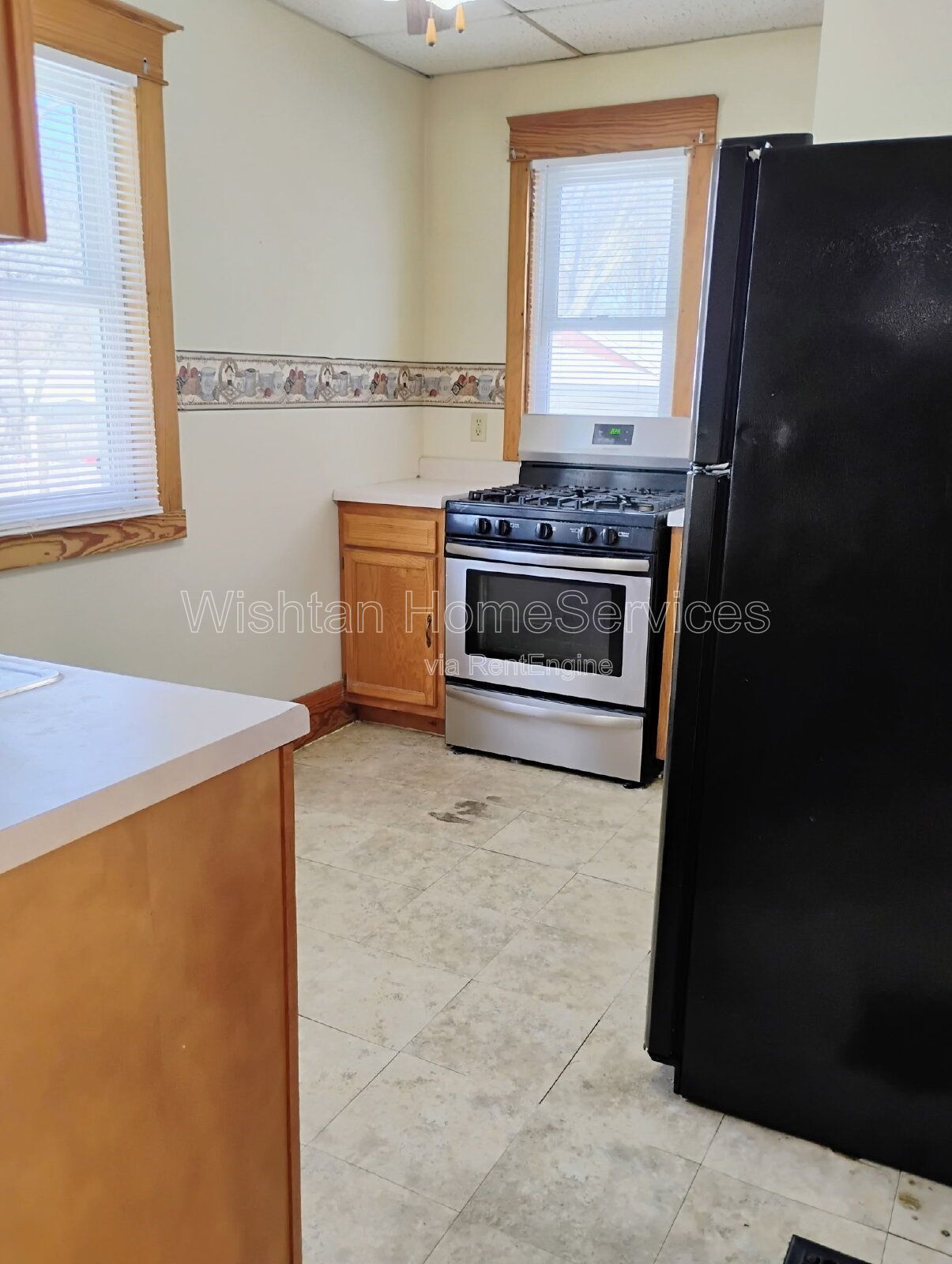 Charming 3-Bed Oasis with Gleaming Hardwood Floors at 1086 N Cedar St, Galesburg! property image