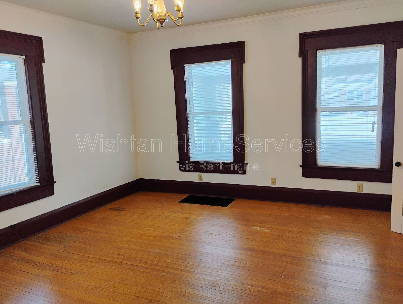 Charming 3-Bed Oasis with Gleaming Hardwood Floors at 1086 N Cedar St, Galesburg! property image