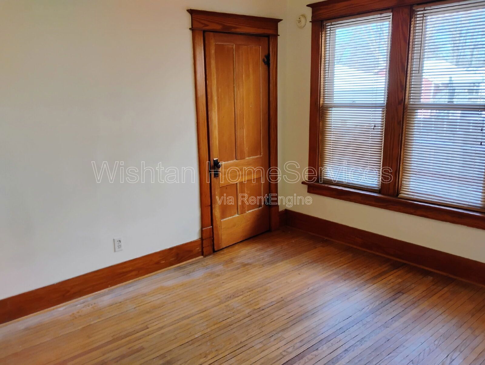 Charming 3-Bed Oasis with Gleaming Hardwood Floors at 1086 N Cedar St, Galesburg! property image