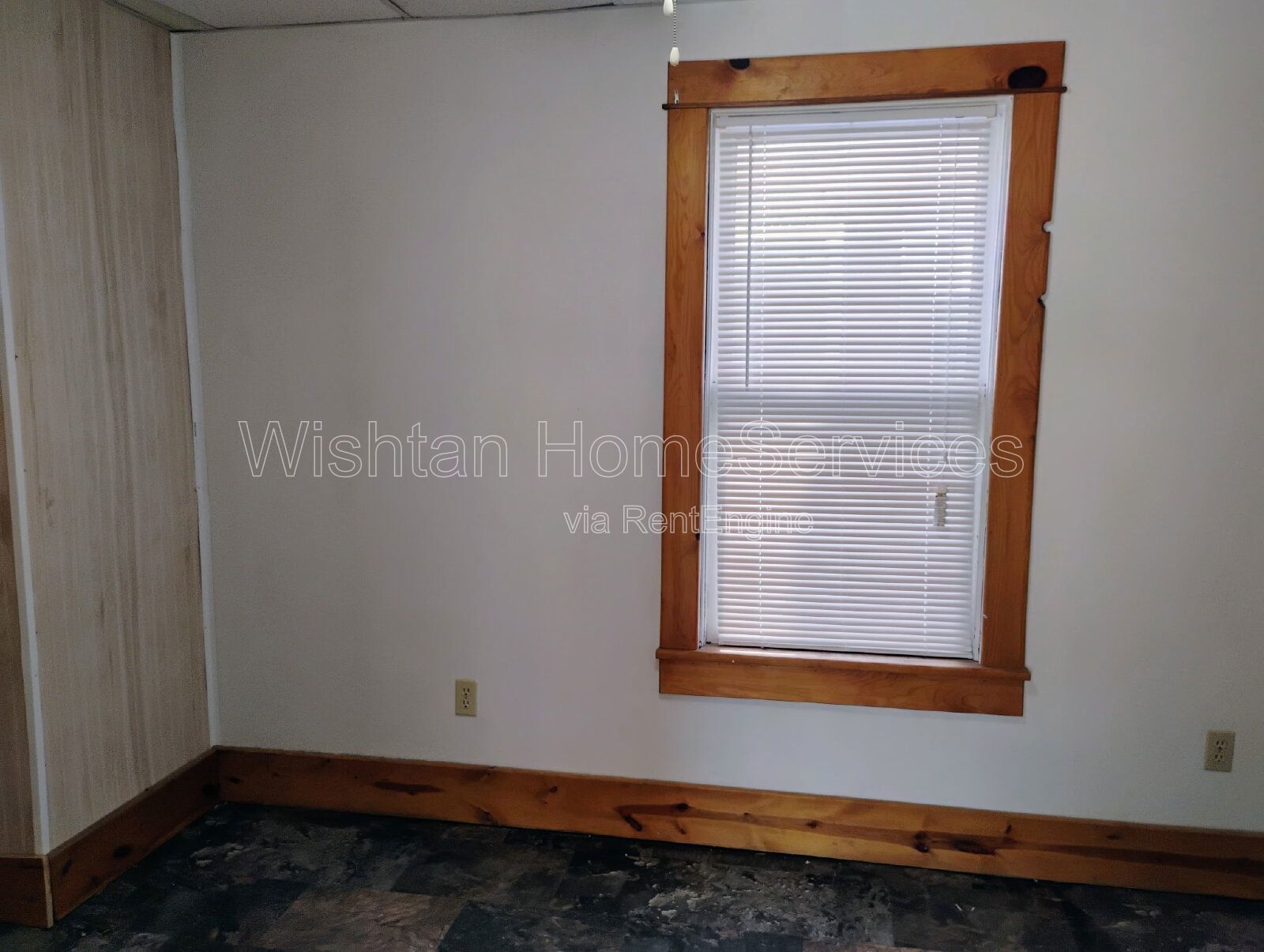 Charming 3-Bed Oasis with Gleaming Hardwood Floors at 1086 N Cedar St, Galesburg! property image