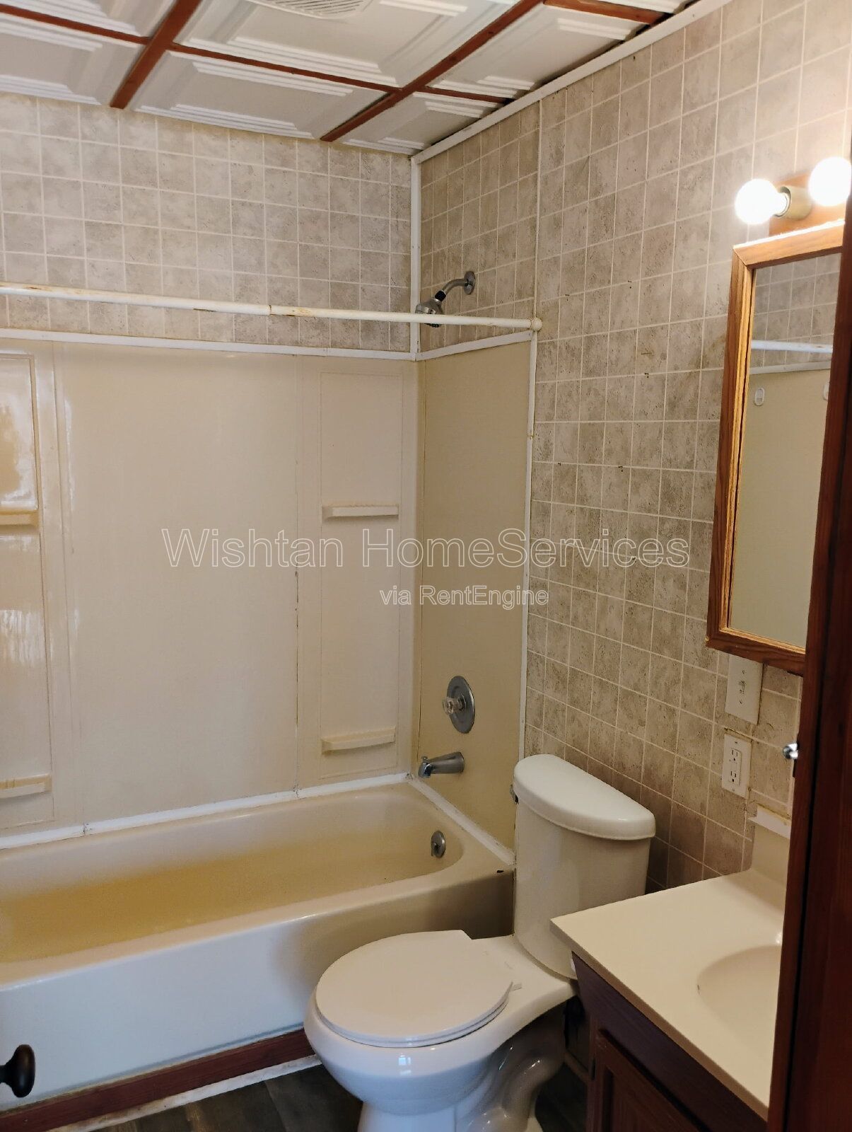 Charming 3-Bed Oasis with Gleaming Hardwood Floors at 1086 N Cedar St, Galesburg! property image