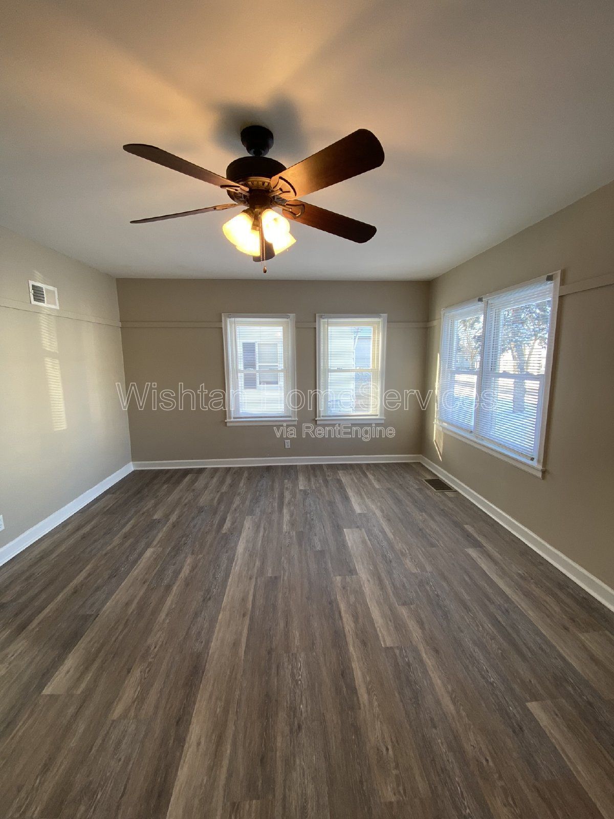 Spacious 5-Bedroom Home with 2 Full Bathrooms in Macomb, IL - A Must-See Rental Property! Available for Fall Semester! property image