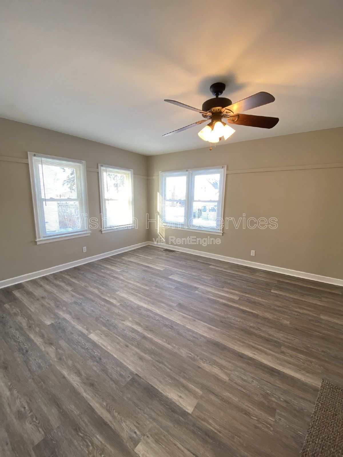 Spacious 5-Bedroom Home with 2 Full Bathrooms in Macomb, IL - A Must-See Rental Property! Available for Fall Semester! property image