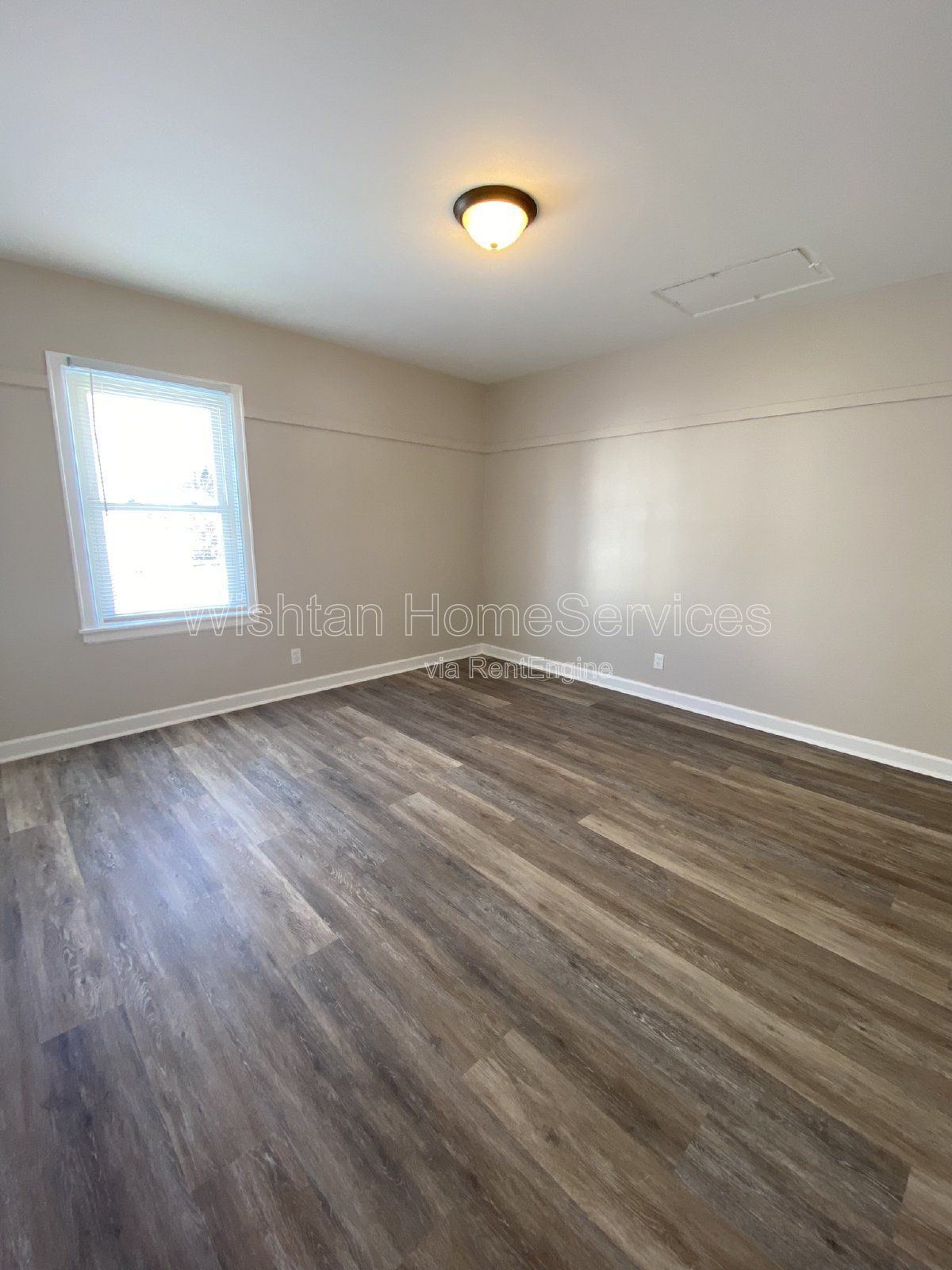 Spacious 5-Bedroom Home with 2 Full Bathrooms in Macomb, IL - A Must-See Rental Property! Available for Fall Semester! property image