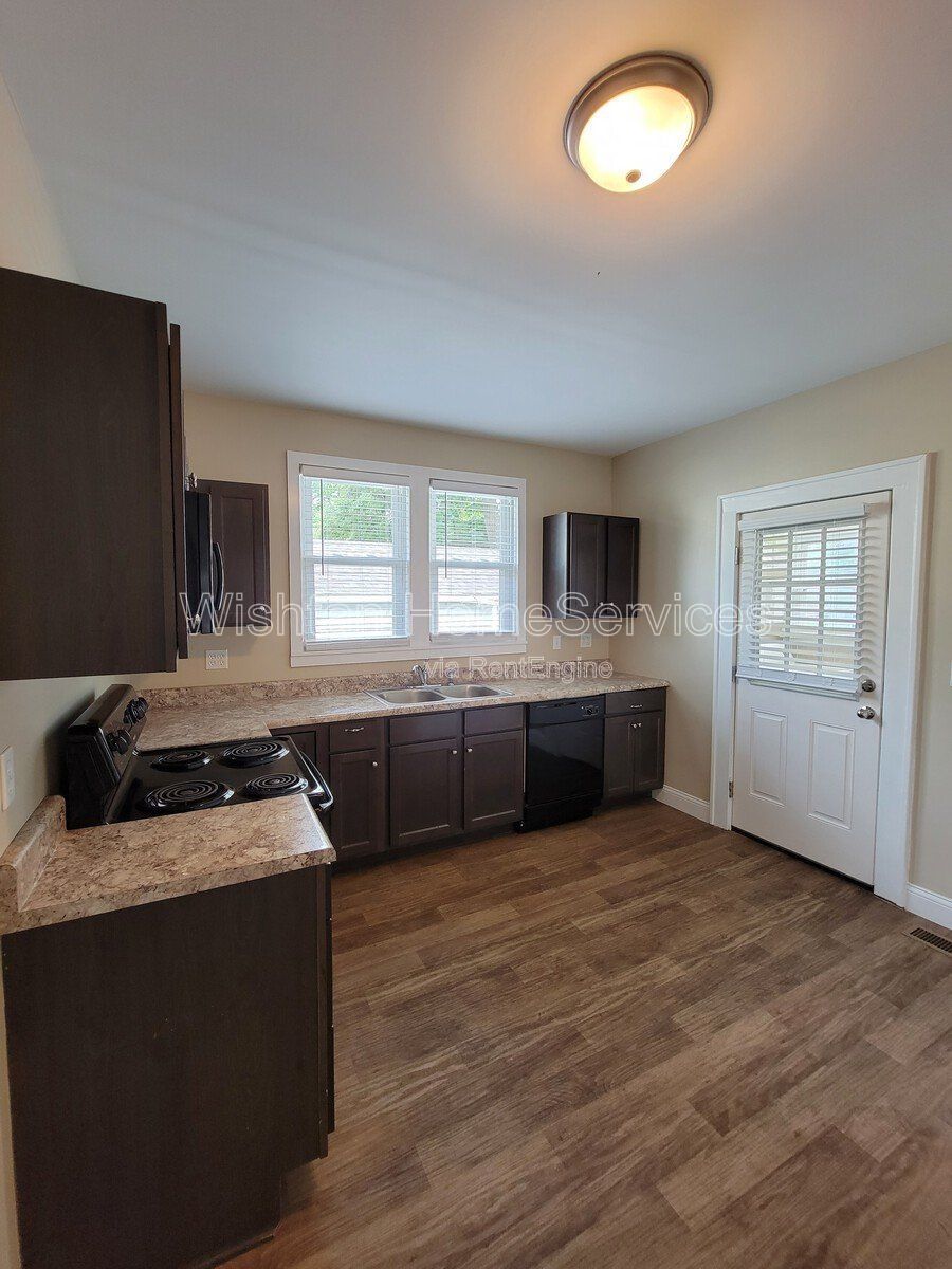 Spacious 5-Bedroom Home in Macomb, IL with 2 Full Baths and Ample Square Footage property image