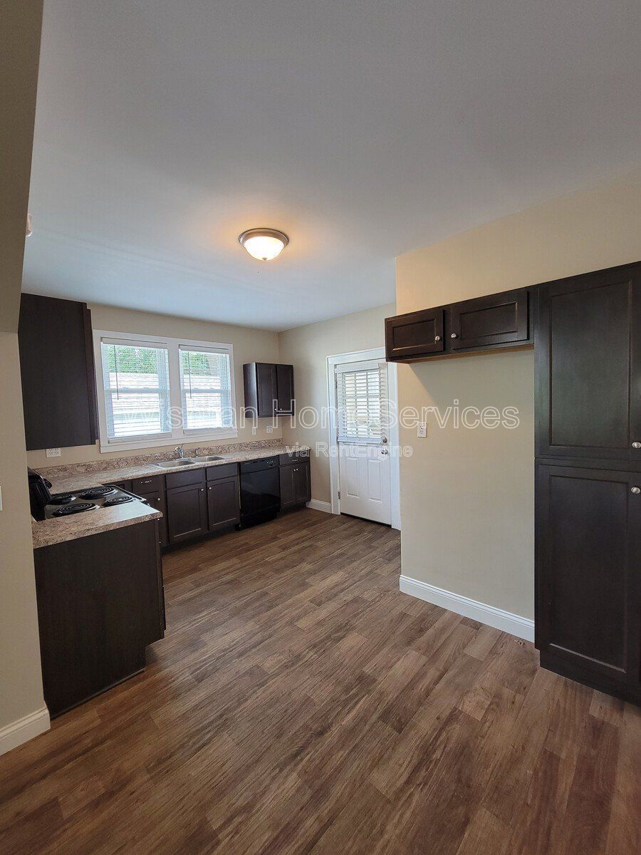 Spacious 5-Bedroom Home in Macomb, IL with 2 Full Baths and Ample Square Footage property image