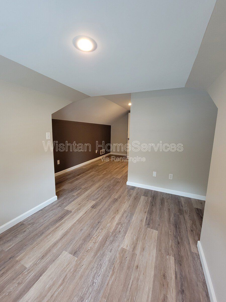 Spacious 5-Bedroom Home in Macomb, IL with 2 Full Baths and Ample Square Footage property image