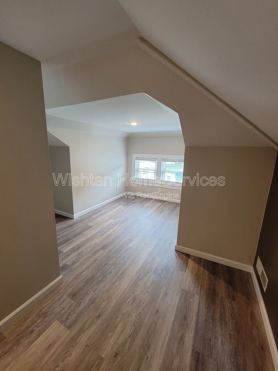 Spacious 5-Bedroom Home in Macomb, IL with 2 Full Baths and Ample Square Footage property image