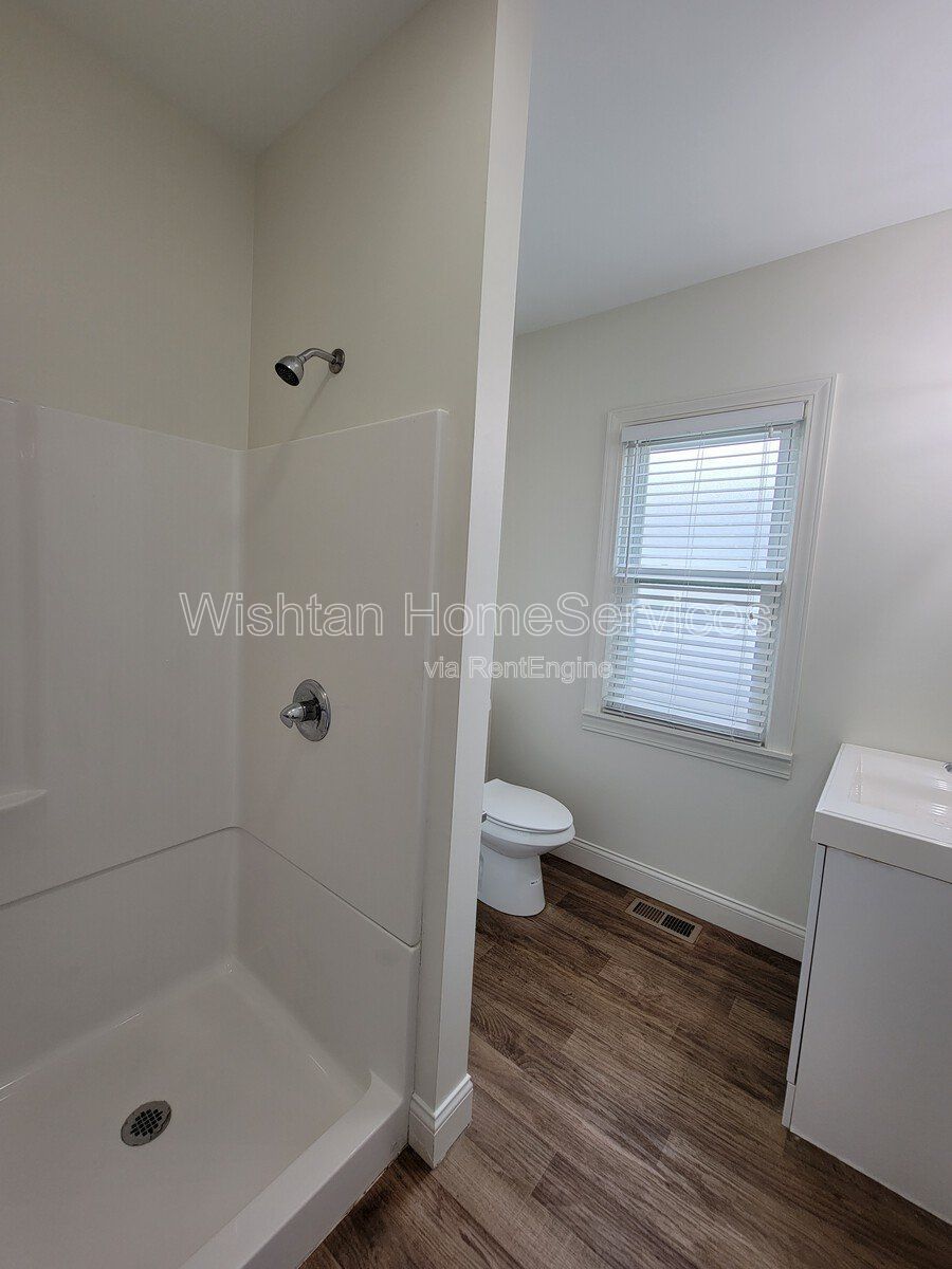 Spacious 5-Bedroom Home in Macomb, IL with 2 Full Baths and Ample Square Footage property image