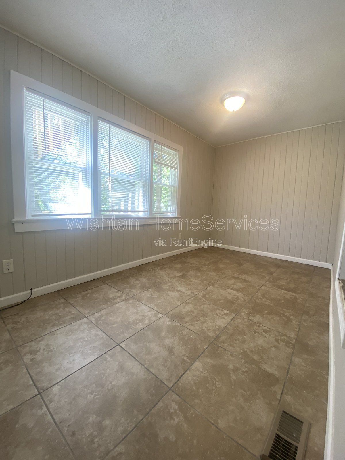 Spacious 4 Bedroom Rental in Prime Macomb Location - 617 W Calhoun St Apt A property image