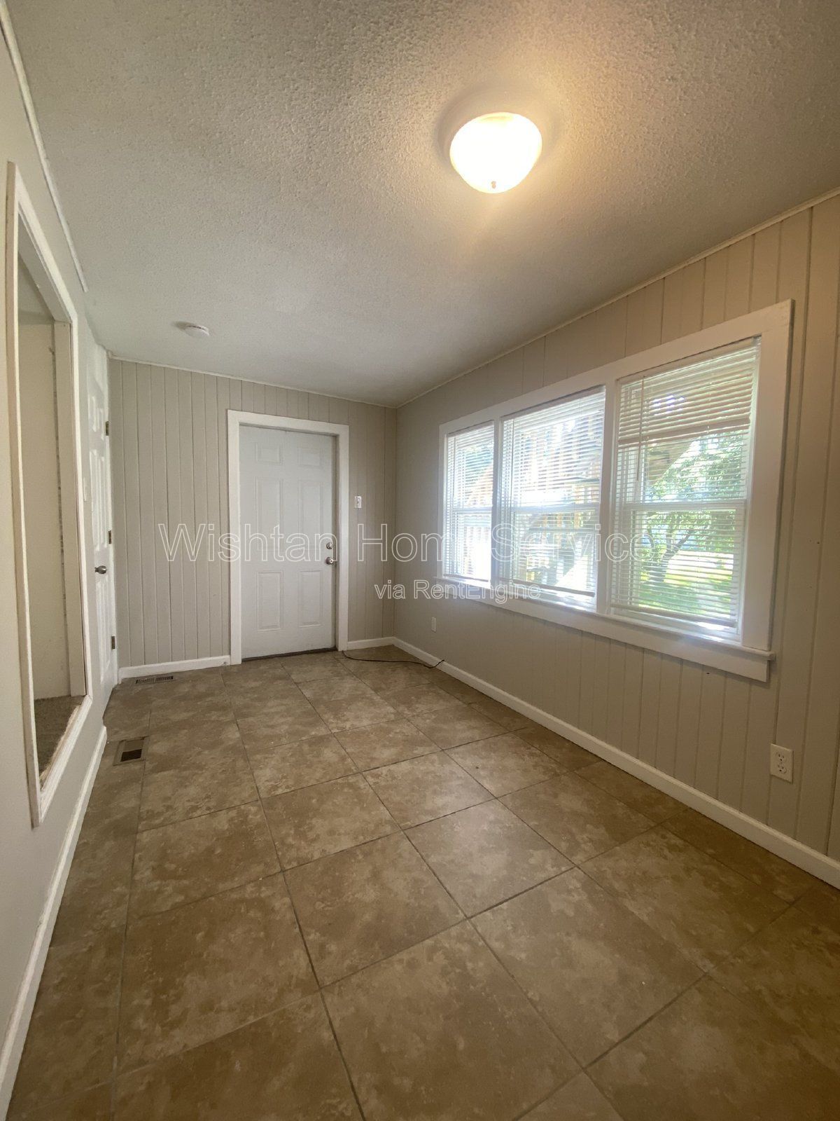 Spacious 4 Bedroom Rental in Prime Macomb Location - 617 W Calhoun St Apt A property image