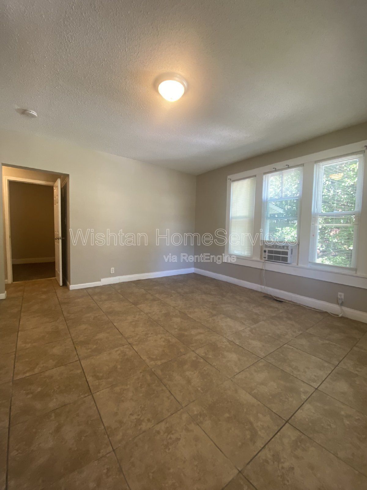 Spacious 4 Bedroom Rental in Prime Macomb Location - 617 W Calhoun St Apt A property image