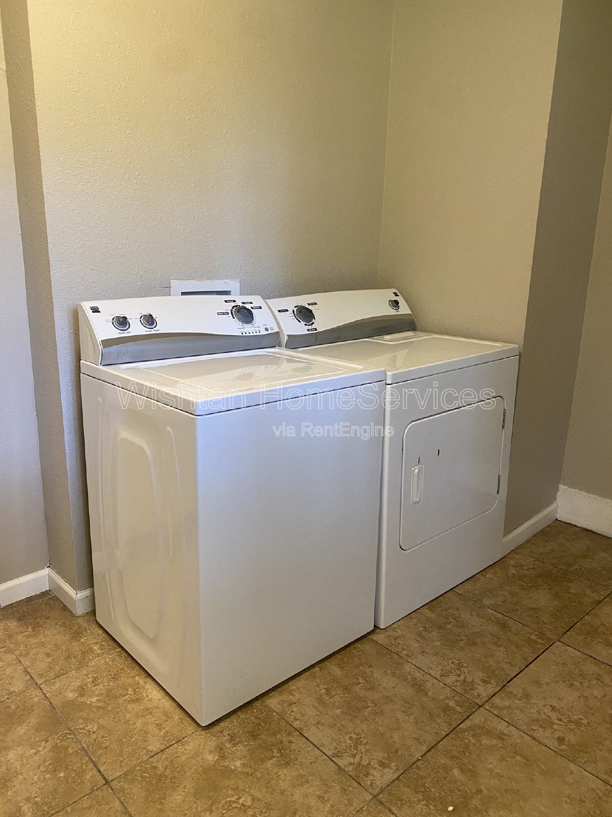 Spacious 4 Bedroom Rental in Prime Macomb Location - 617 W Calhoun St Apt A property image